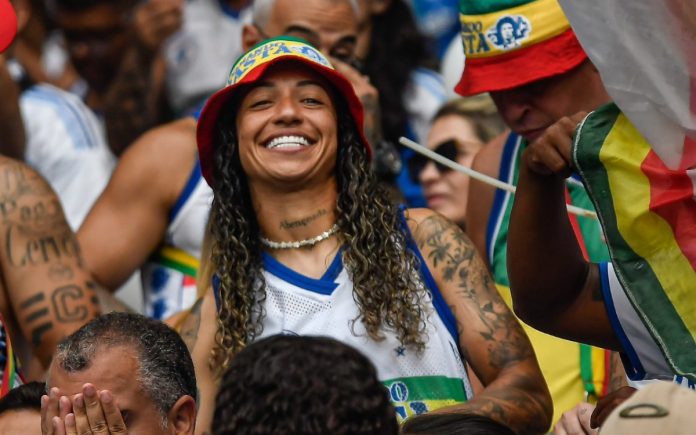 Byanca Brasil em Cruzeiro x Fluminense, no Mineirão (Foto: Gustavo Rabelo/BH FOTO)