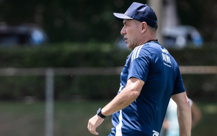 Leonardo Jardim durante preparação de olho no Ceará
