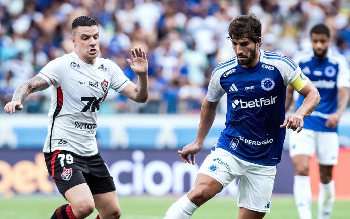 Lucas Silva em jogada com Renato Kayzer, no Mineirão