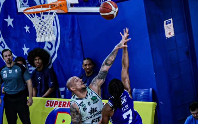 Jogo entre Cruzeiro e Bauru foi disputado no Ginásio Dona Salomé (Foto: Divulgação/Cruzeiro Basquete)
