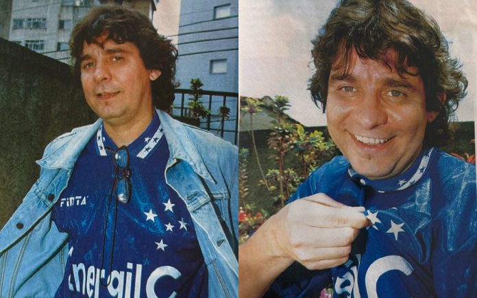 Lô Borges com a camisa do Cruzeiro em reportagem da Revista do Cruzeiro em outubro de 1996