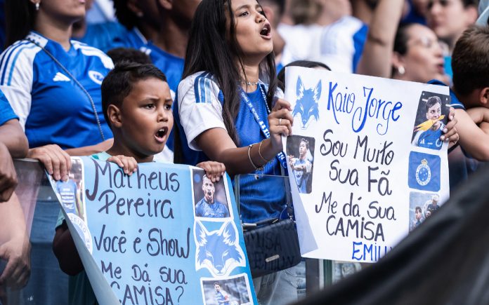Torcedores do Cruzeiro com cartazes para Kaio Jorge e Matheus Pereira