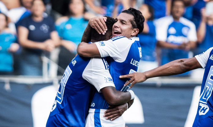 Romero e Arroyo comemoram gol do Cruzeiro no Mineirão