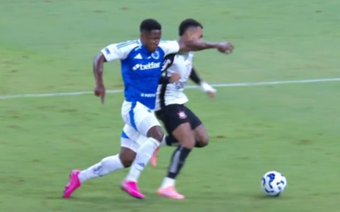 Falta marcada de Sinisterra em gol anulado do Cruzeiro (Foto: Reprodução/Prime Video)