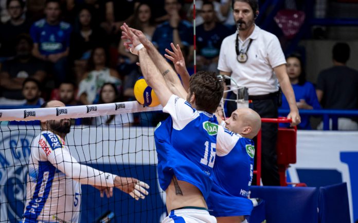 Jogadores do Cruzeiro no duelo diante do Vôlei Renata (Foto: Agência i7/Sada Cruzeiro)