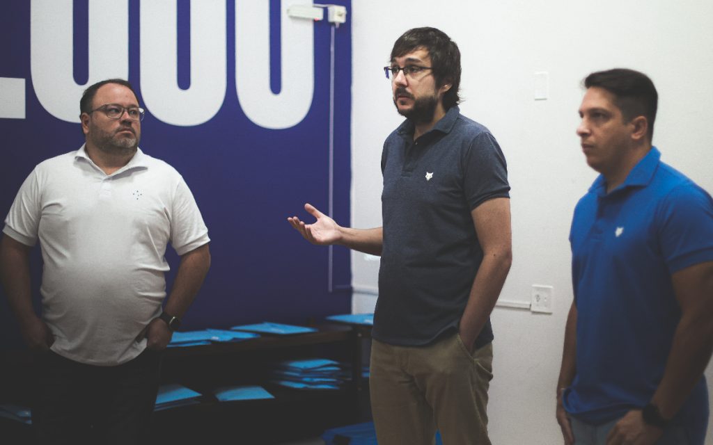 Fred Cascardo, diretor das categorias de base, e Joaquim Pinto, chefe do departamento de scout do Cruzeiro, estiveram na reapresentação do sub-20 (Foto: Gustavo Martins/Cruzeiro)