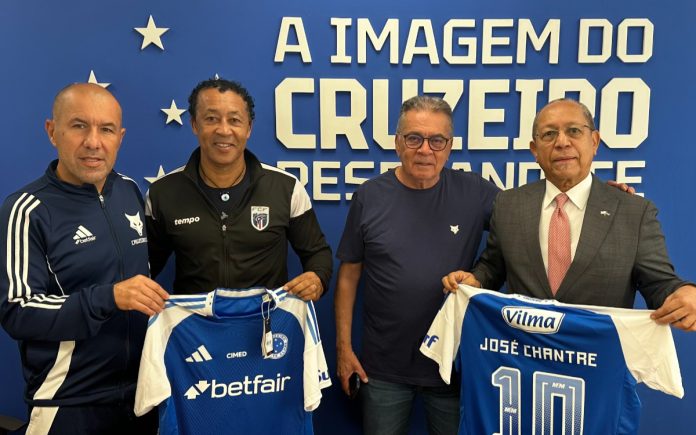 Leonardo Jardim ao lado de Bubista, técnico de Cabo Verde
