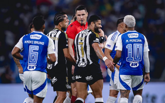 Cruzeiro foi multado devido a episódios ocorridos no clássico do Mineirão (Foto: Cris Mattos/FMF)