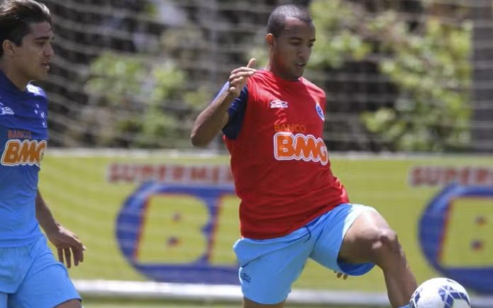 Breno Lopes em treino do Cruzeiro, em 2014