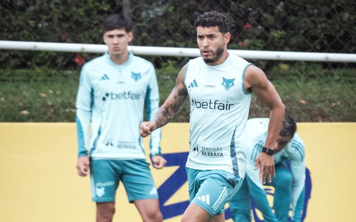 William está pendurado antes do jogo contra o Juventude