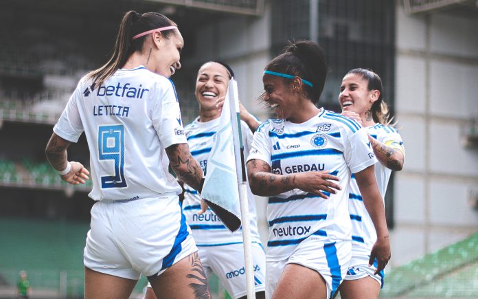 Jogadoras do Cruzeiro comemoram gol no Independência (Foto: Gustavo Martins/Cruzeiro)