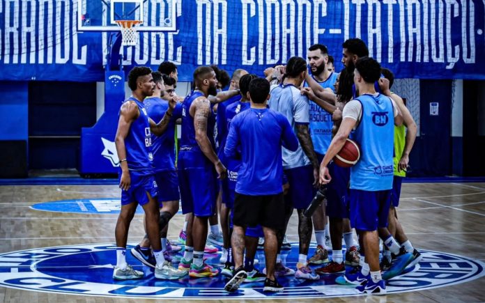 Elenco do Cruzeiro Basquete em BH (Foto: Arthur Lobo/Cruzeiro Basquete)