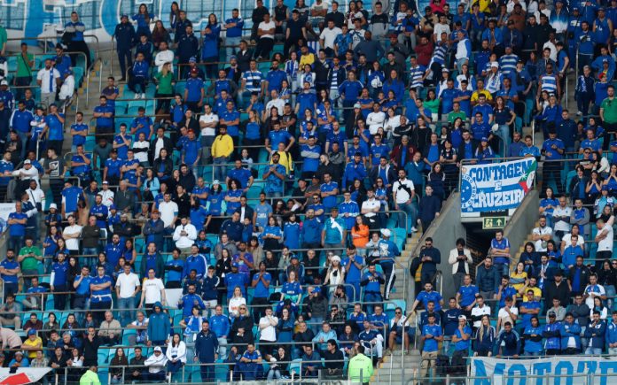 Torcida do Cruzeiro na Arena do Grêmio, em Porto Alegre