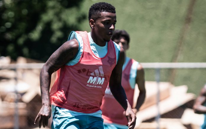 Arroyo cumpriu suspensão e deve ser titular contra o Corinthians
