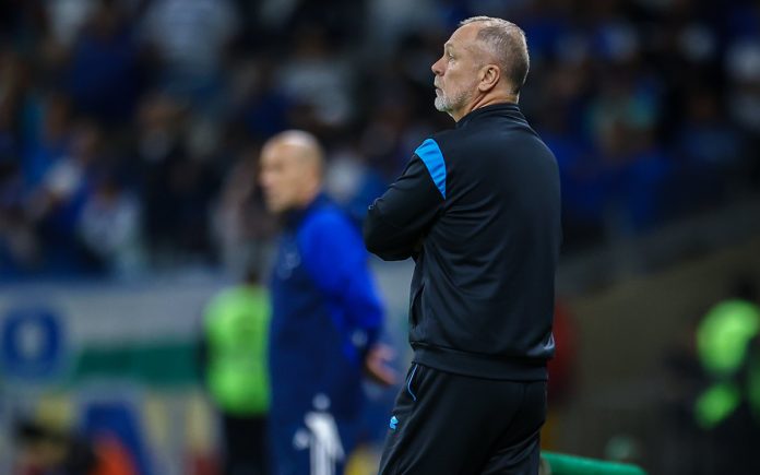 Mano Menezes comanda o Grêmio; ao fundo, Jardim dirige o Cruzeiro