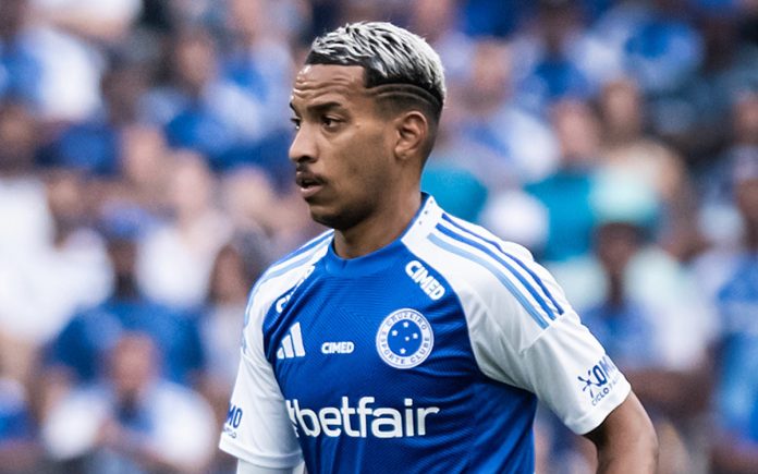Matheus Pereira, meia do Cruzeiro envolvido em lance com Bernal