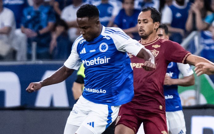Sinisterra em ação na partida diante do Fluminense (Foto: Gustavo Aleixo/Cruzeiro)