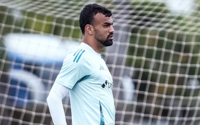 Fabrício Bruno voltará de suspensão contra o Grêmio
