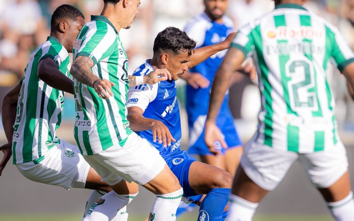 Kaiki em disputa de bola no duelo diante do Juventude (Foto: Lucas Bubols/Cruzeiro)