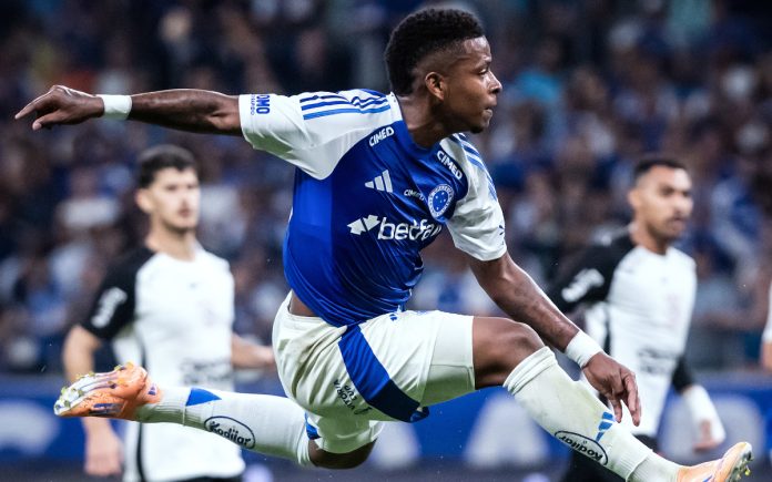 Arroyo 'para no ar' ao fazer gol contra o Corinthians