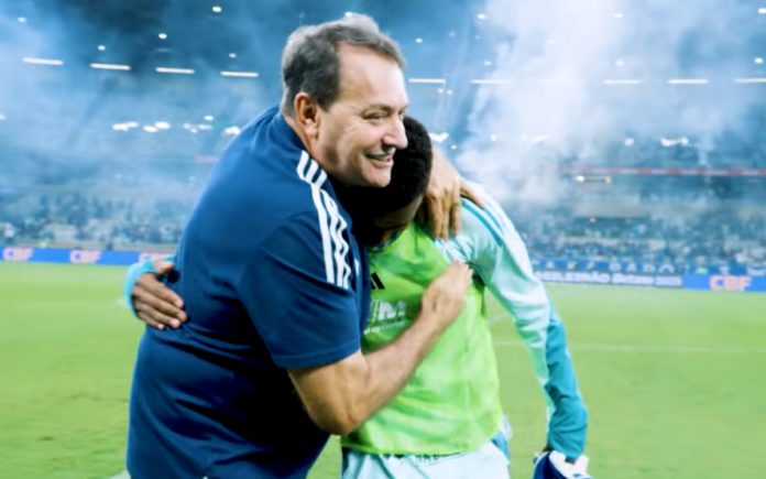 Pedrinho e Arroyo comemoram a vitória (Foto: Reprodução/TV Cruzeiro)