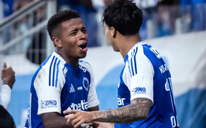 Arroyo e Kaio Jorge comemoram gol pelo Cruzeiro (Foto: Gustavo Aleixo/Cruzeiro)