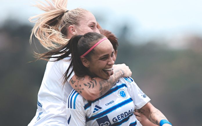Letícia comemora gol da virada contra o Itabirito