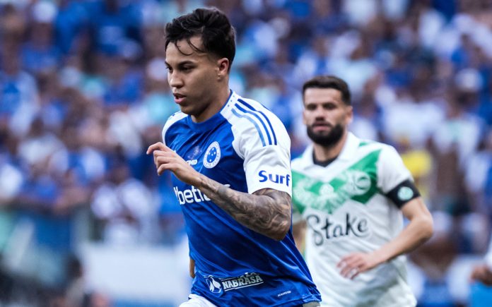 Kaio Jorge é perseguido por Jadson em Cruzeiro x Juventude