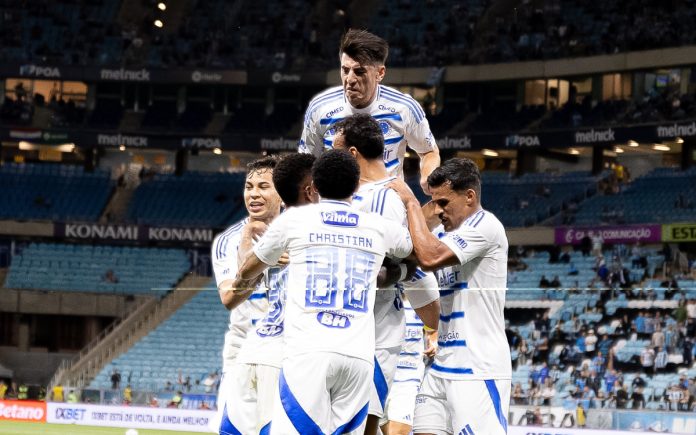Jogadores comemoram gol de Fabrício Bruno contra o Grêmio