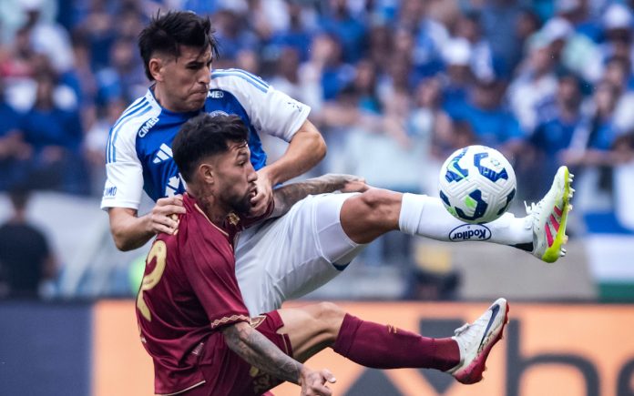 Villalba ganha disputa em lance com Lucho Acosta