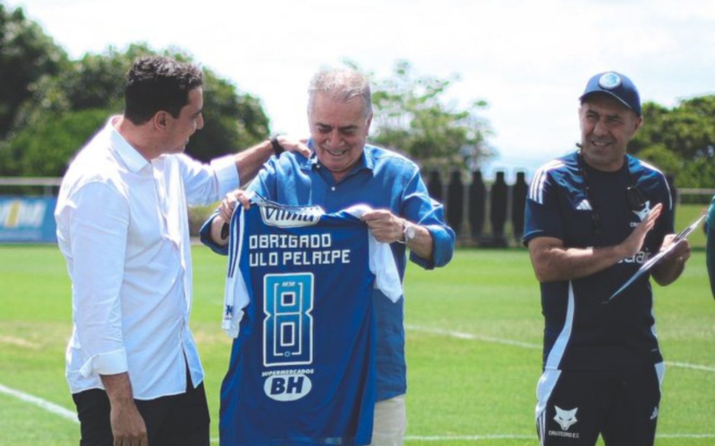Paulo Pelaipe foi homenageado na Toca da Raposa II (Foto: Divulgação/Cruzeiro)