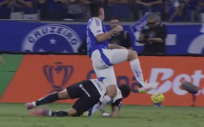 Villalba, zagueiro do Cruzeiro, em dividida com Yuri Alberto