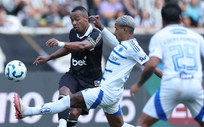 Matheus Pereira em duelo com Marlon Freitas, do Botafogo