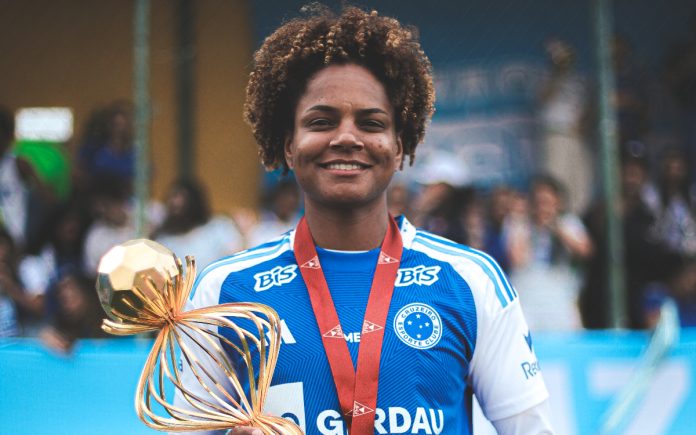 Camila Ambrozio com o trofeu de campeã mineira de 2025 (Foto: Gustavo Martins/Cruzeiro)