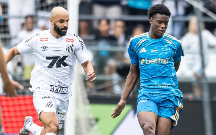 Jonathan Jesus é observado por Thaciano, do Santos