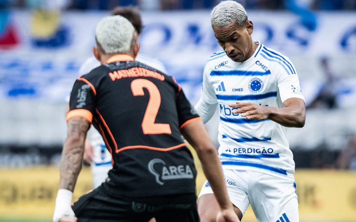 Matheus Pereira em disputa de bola na Neo Química Arena (Foto: Gustavo Aleixo/Cruzeiro)