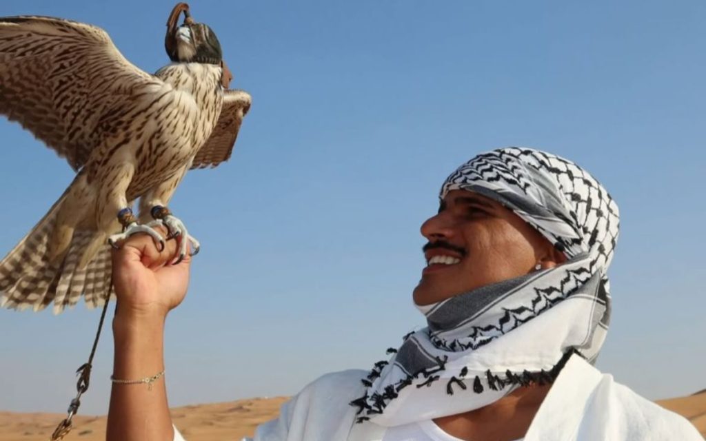 Kaiki segura ave durante passeio no deserto de Dubai