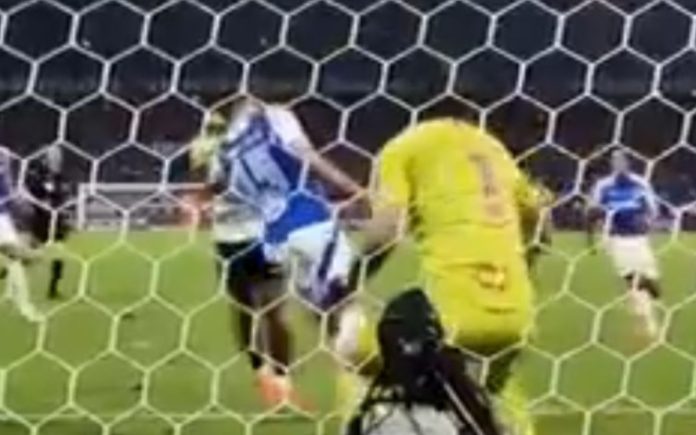 Depay teria tocado com a mão na bola em gol contra o Cruzeiro