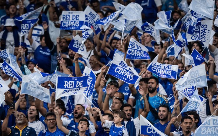Torcida do Cruzeiro fez festa na entrada do time em campo (Foto: Gustavo Aleixo/Cruzeiro) Torcida do Cruzeiro fez festa na entrada do time em campo (Foto: Gustavo Aleixo/Cruzeiro)