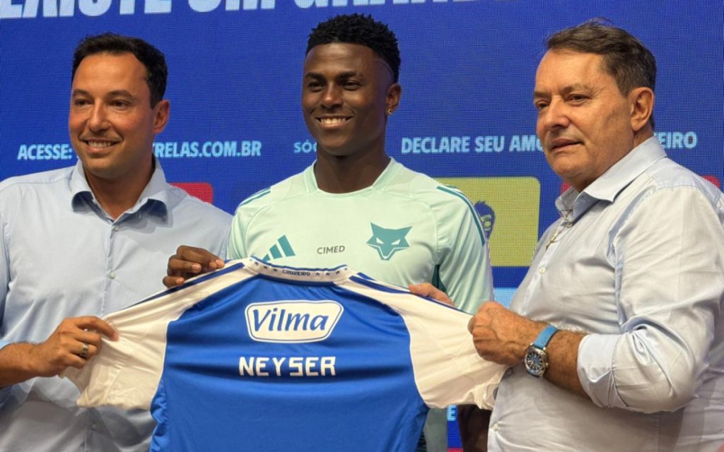 "Neyser" exibe nome na camisa do Cruzeiro (Foto: Thaynara Amaral/Central da Toca)
