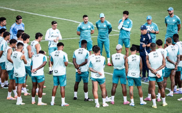 Jardim reúne com elenco em treino do Cruzeiro na Toca II