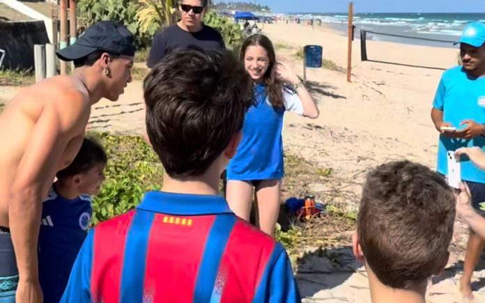 Kaio Jorge atende torcedores em praia (Foto: Reprodução/Instagram)