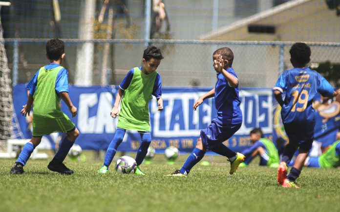Primeira edição do Caça-Talentos reuniu mais de 500 atletas na Toca da Raposa l (Gustavo Martins/Cruzeiro)