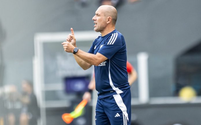 Leonardo Jardim no duelo com o Santos, na Vila