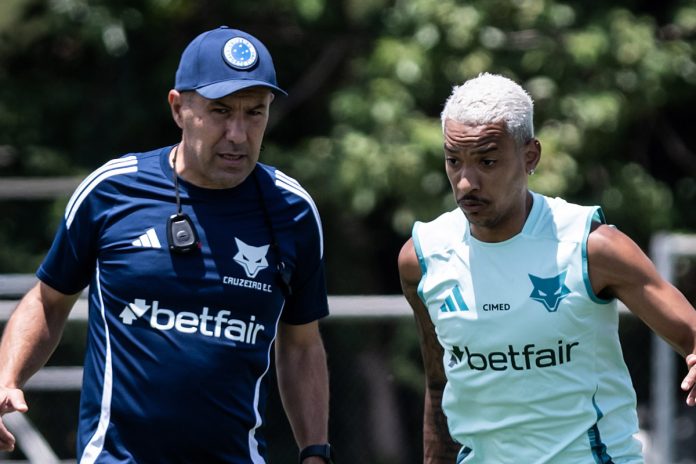Leonardo Jardim e Matheus Pereira em treino na Toca II