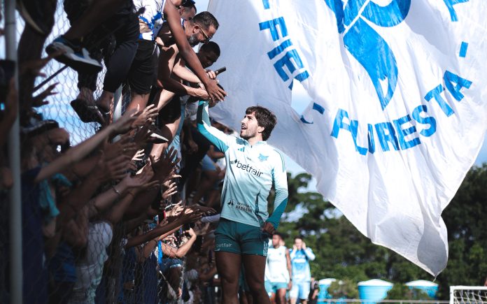 Apoio da torcida da Toca da Raposa ll antes da 'decisão' contra o Corinthians (Foto: Gustavo Martins/Cruzeiro)