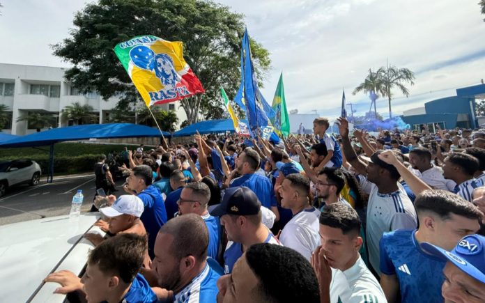 Torcida do Cruzeiro na Toca da Raposa II