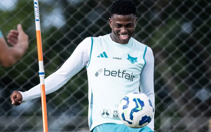 Néiser Villareal em treino na Toca da Raposa ll (Foto: Gustavo Aleixo/Cruzeiro)
