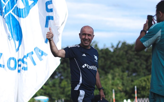 Leonardo Jardim cumprimenta torcida que compareceu à Toca da Raposa ll (Foto: Gustavo Martins/Cruzeiro)