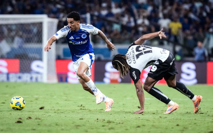Christian em disputa de bola contra o Corinthians (Foto: Gustavo Aleixo/Cruzeiro) Christian em disputa de bola contra o Corinthians (Foto: Gustavo Aleixo/Cruzeiro)